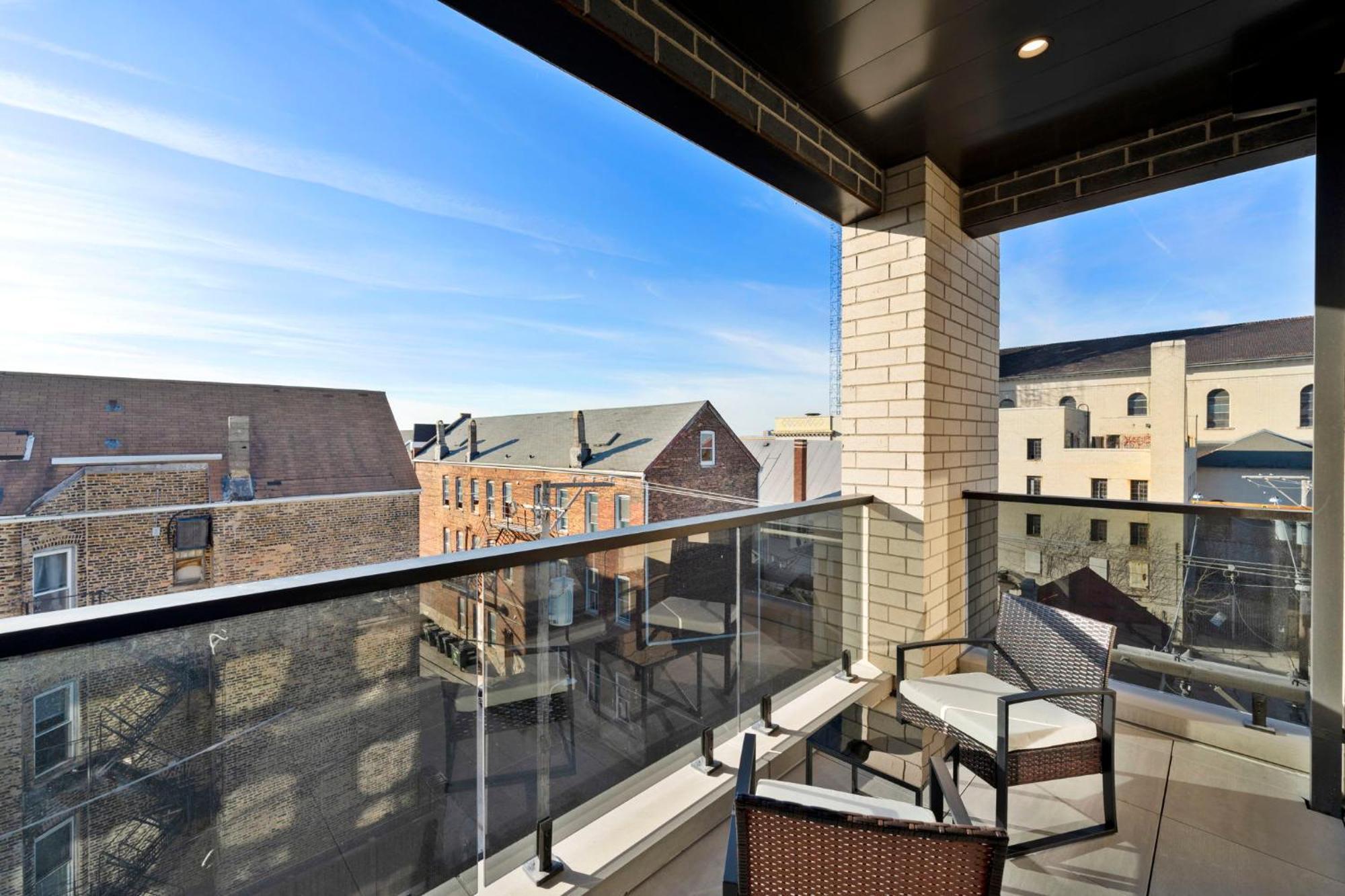 Apartment Contemporary Luxury: New 3br 2ba Stylish Haven *
