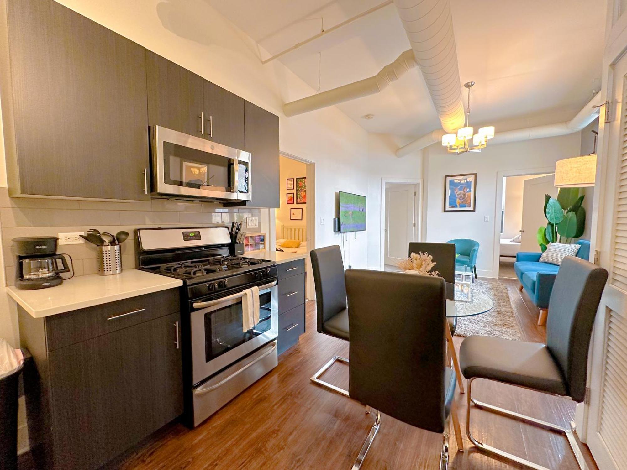 Apartment Mccormick Place 420 Friendly 3br Family Unit For Up To 8 Guests With Optional Parking