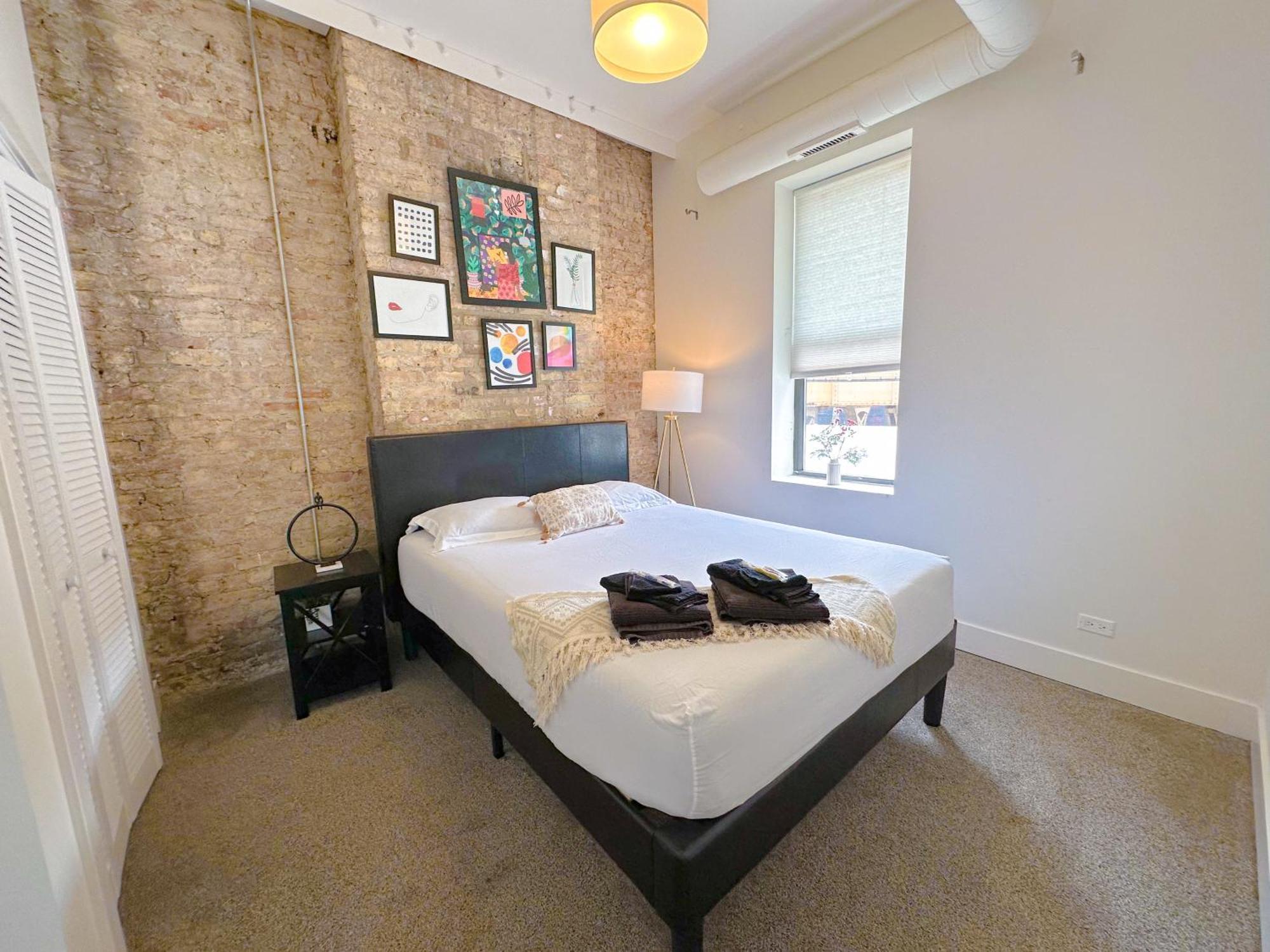 Apartment Mccormick Place 420 Friendly 3br Family Unit For Up To 8 Guests With Optional Parking