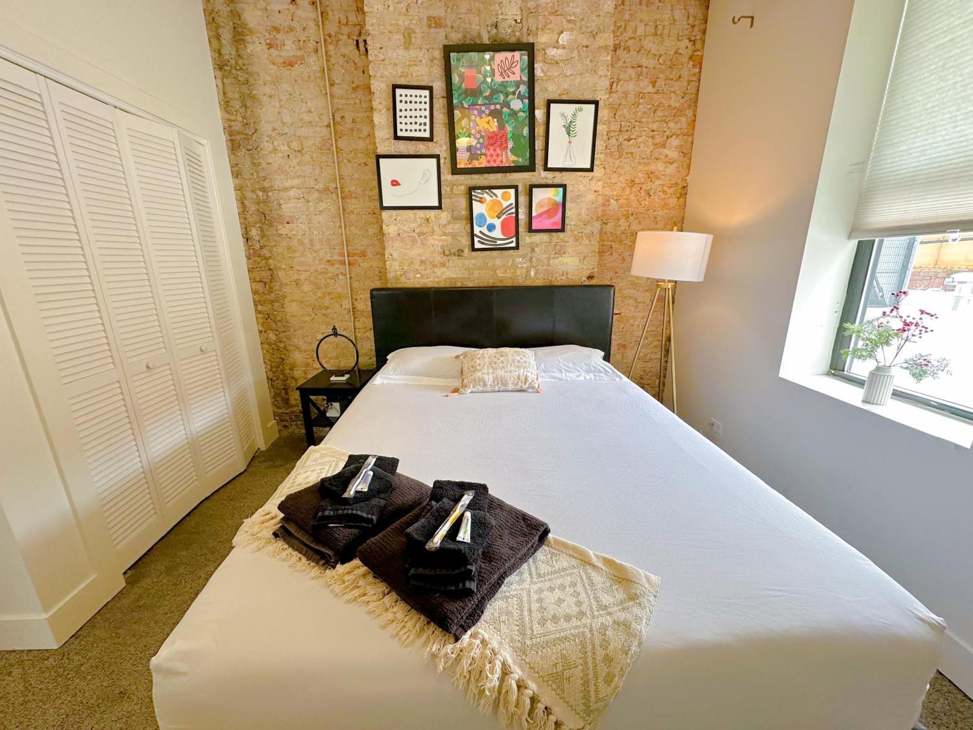 Apartment Mccormick Place 420 Friendly 3br Family Unit For Up To 8 Guests With Optional Parking Chicago