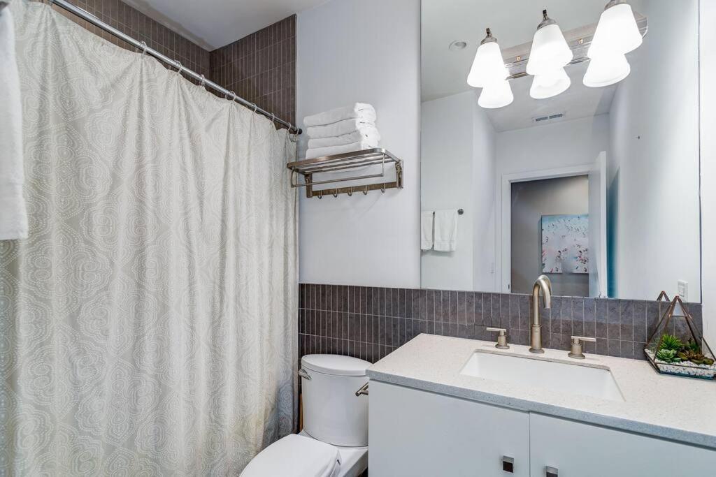 Cozy Beautiful Downtown Unit Chi In Prime River North Location Near Mag Mile - 2 Chicago