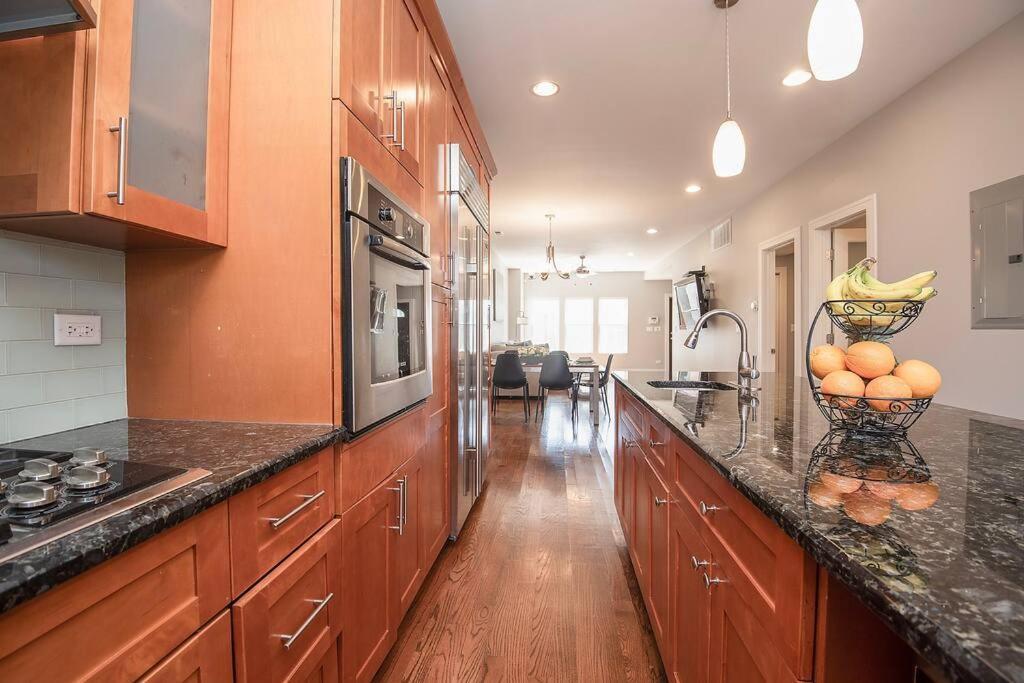 Apartment Deluxe Duplex In Roscoe-wrigley With Free Parking *