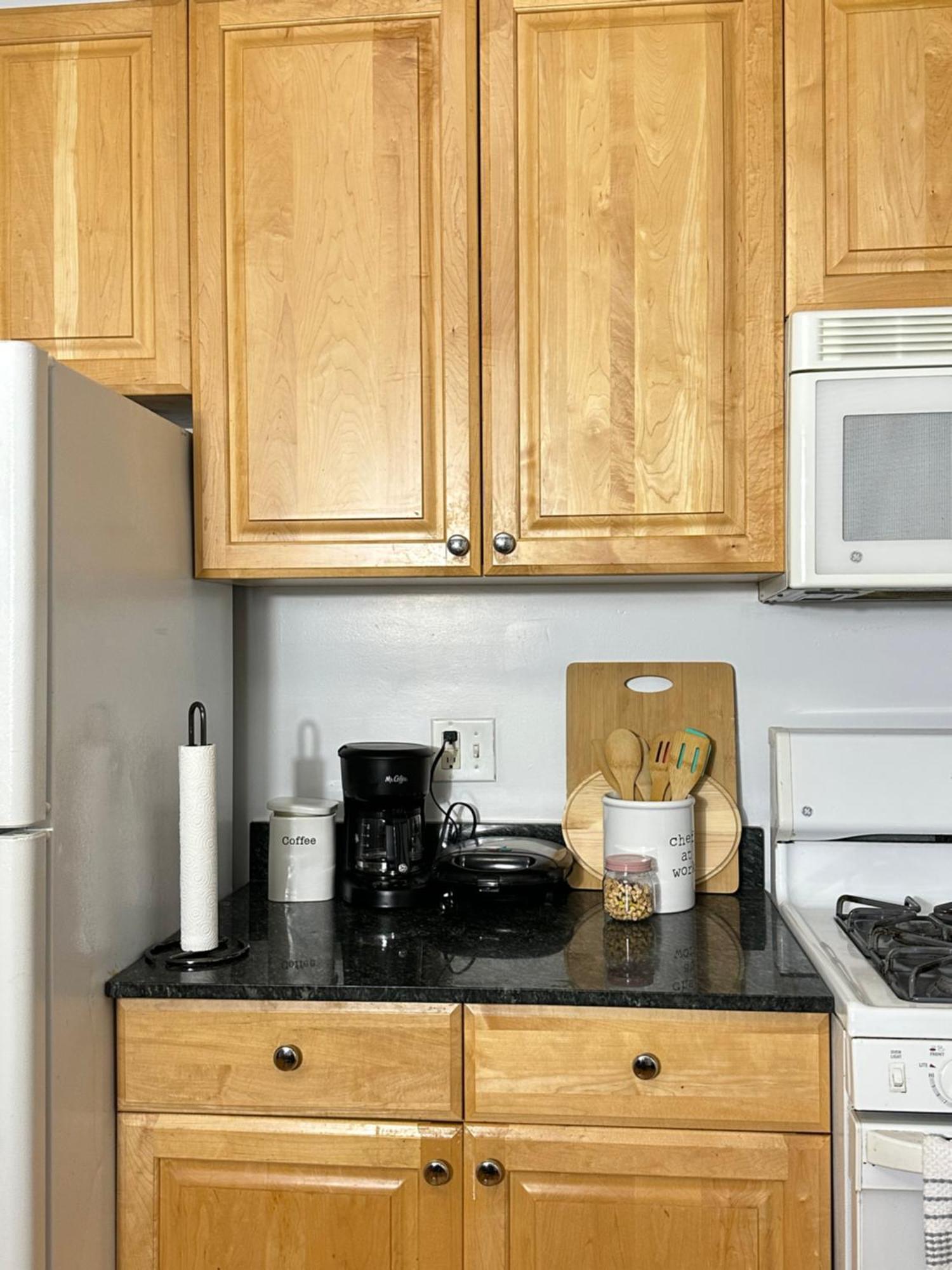 Luxury 2 Bed 2 Bath In With Free Parking Apartment *