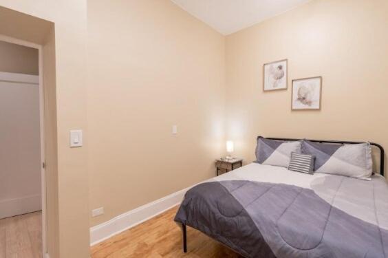 Stylish 3br Near Wrigley Field & Lincoln Park Apartment