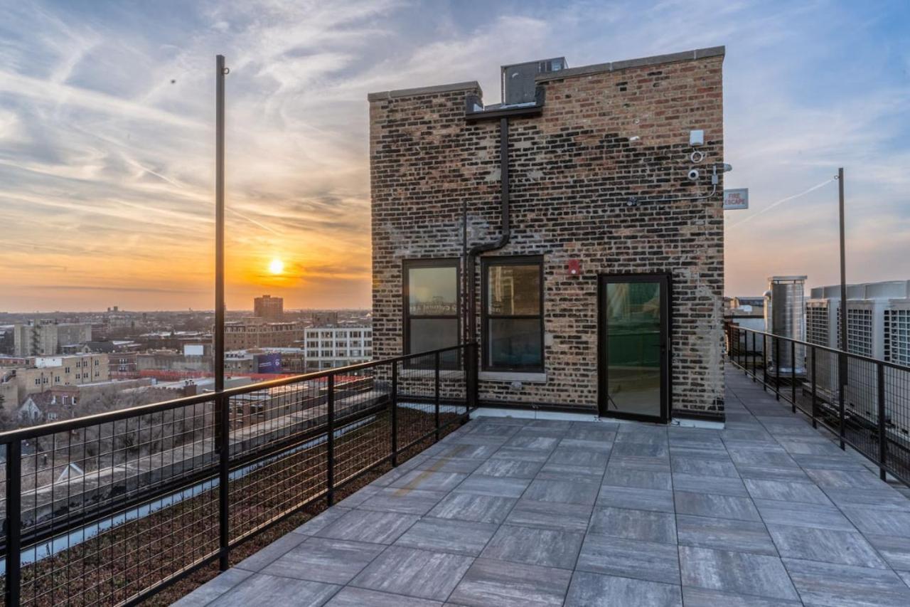 Sunny Modern Loft Montrose Rooftop Wfh Gym Apartment Chicago