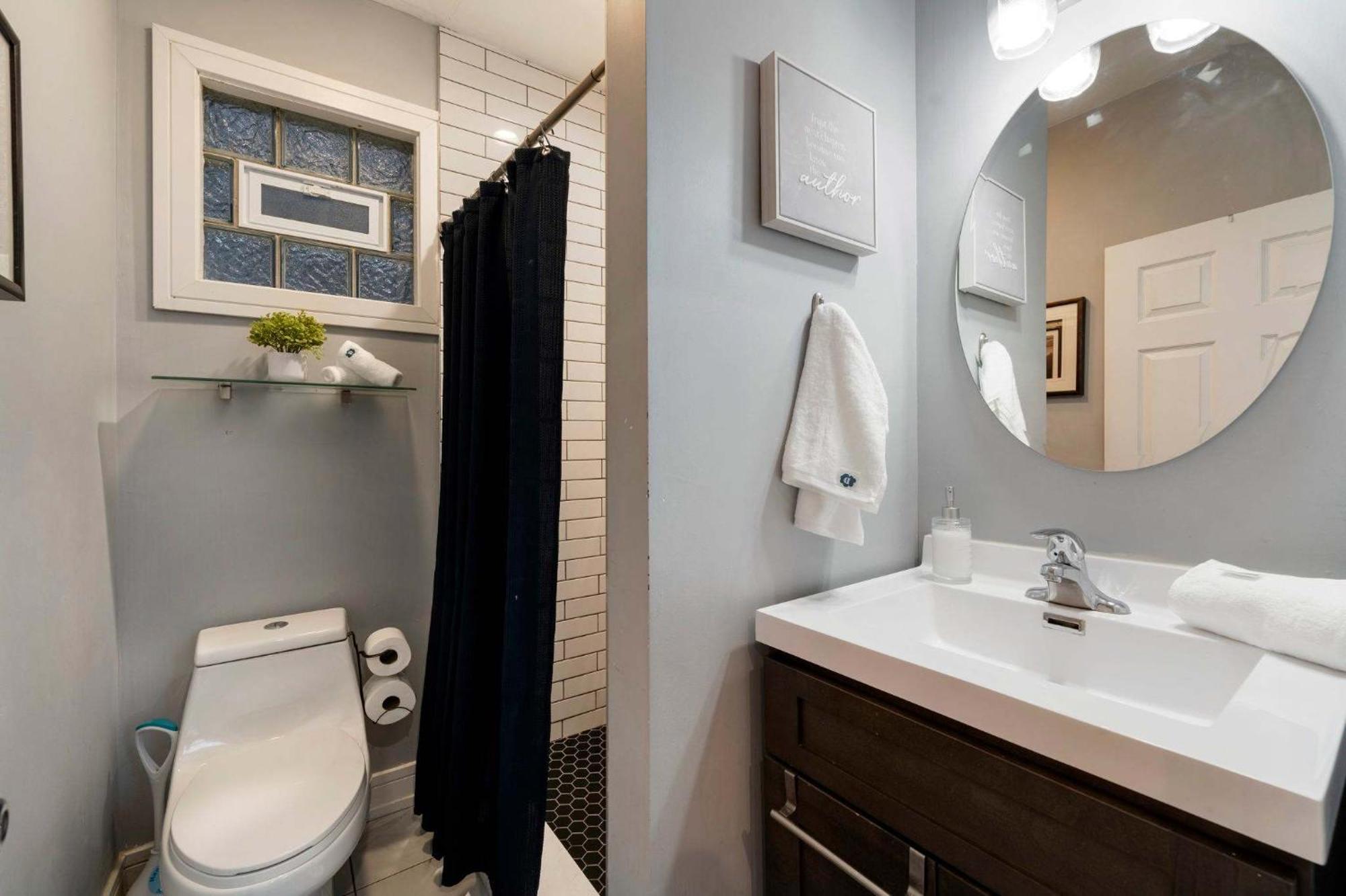 2 Bedroom Near West Loop With Parking Apartment *