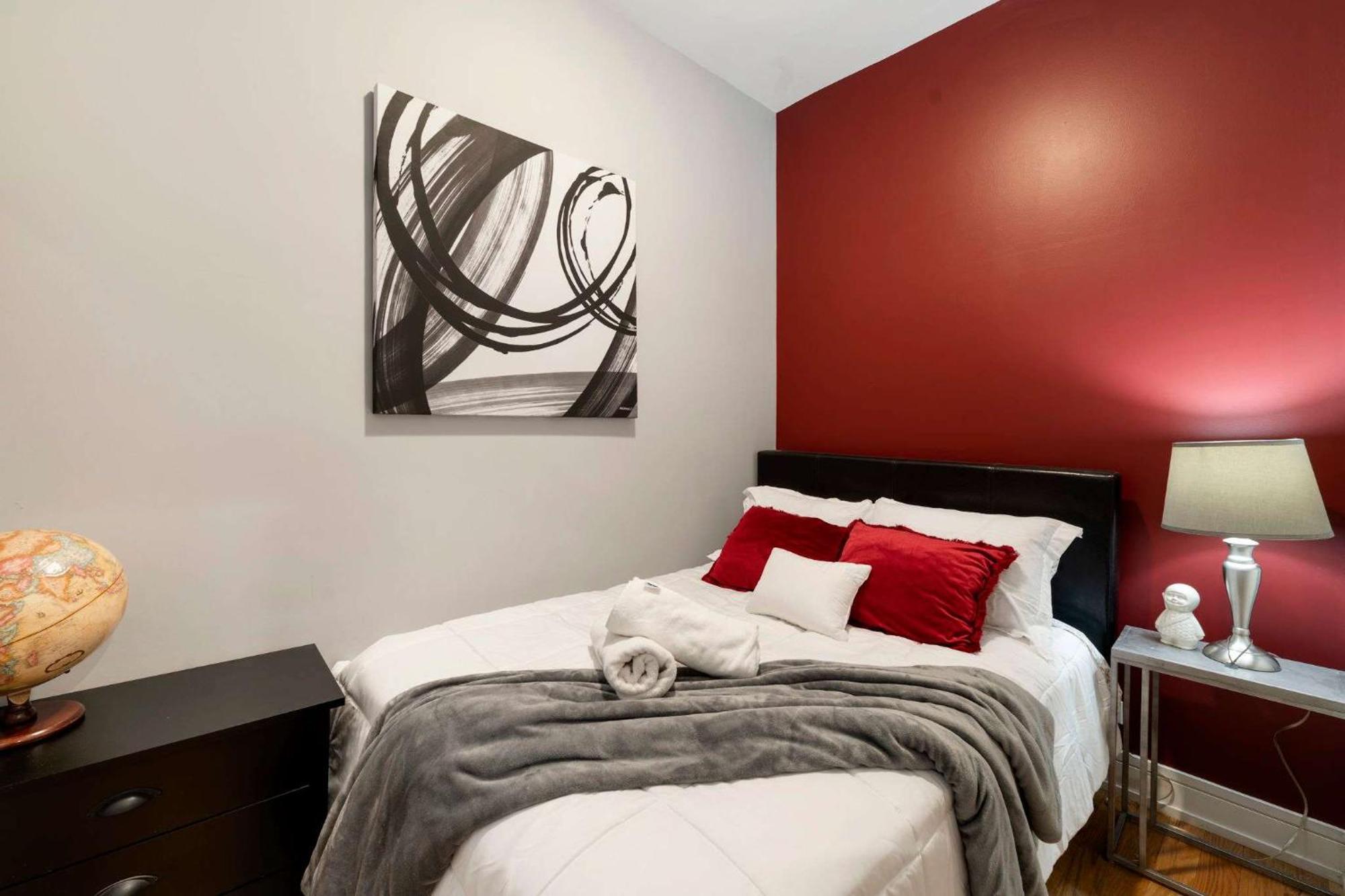 Apartment 2 Bedroom Near West Loop With Parking