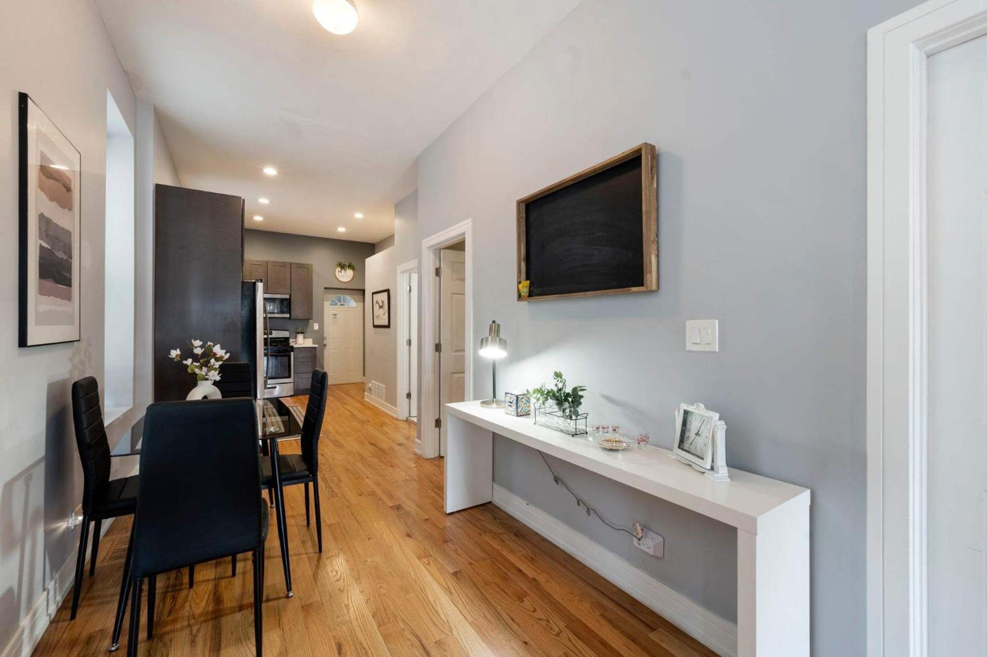 Apartment 2 Bedroom Near West Loop With Parking *