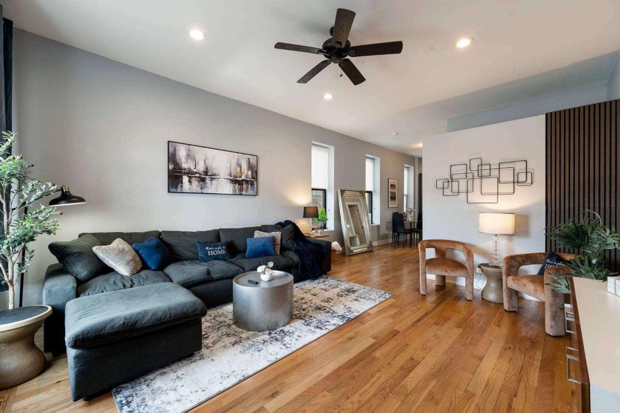 Apartment 2 Bedroom Near West Loop With Parking