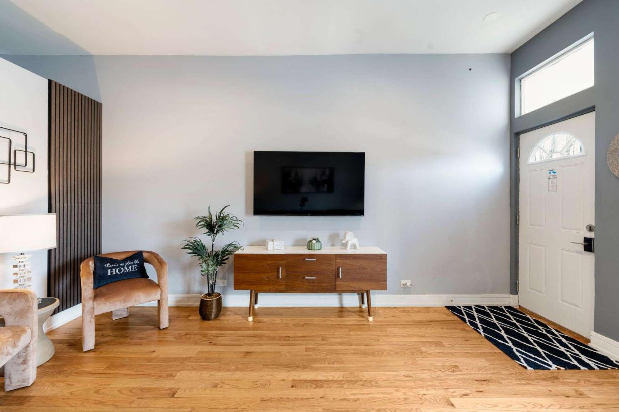 Apartment 2 Bedroom Near West Loop With Parking *