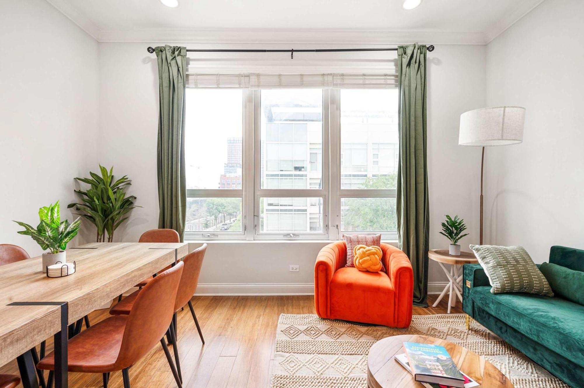 Apartment 1 Free Parking Gym Balcony Sleeps 12 Chicago