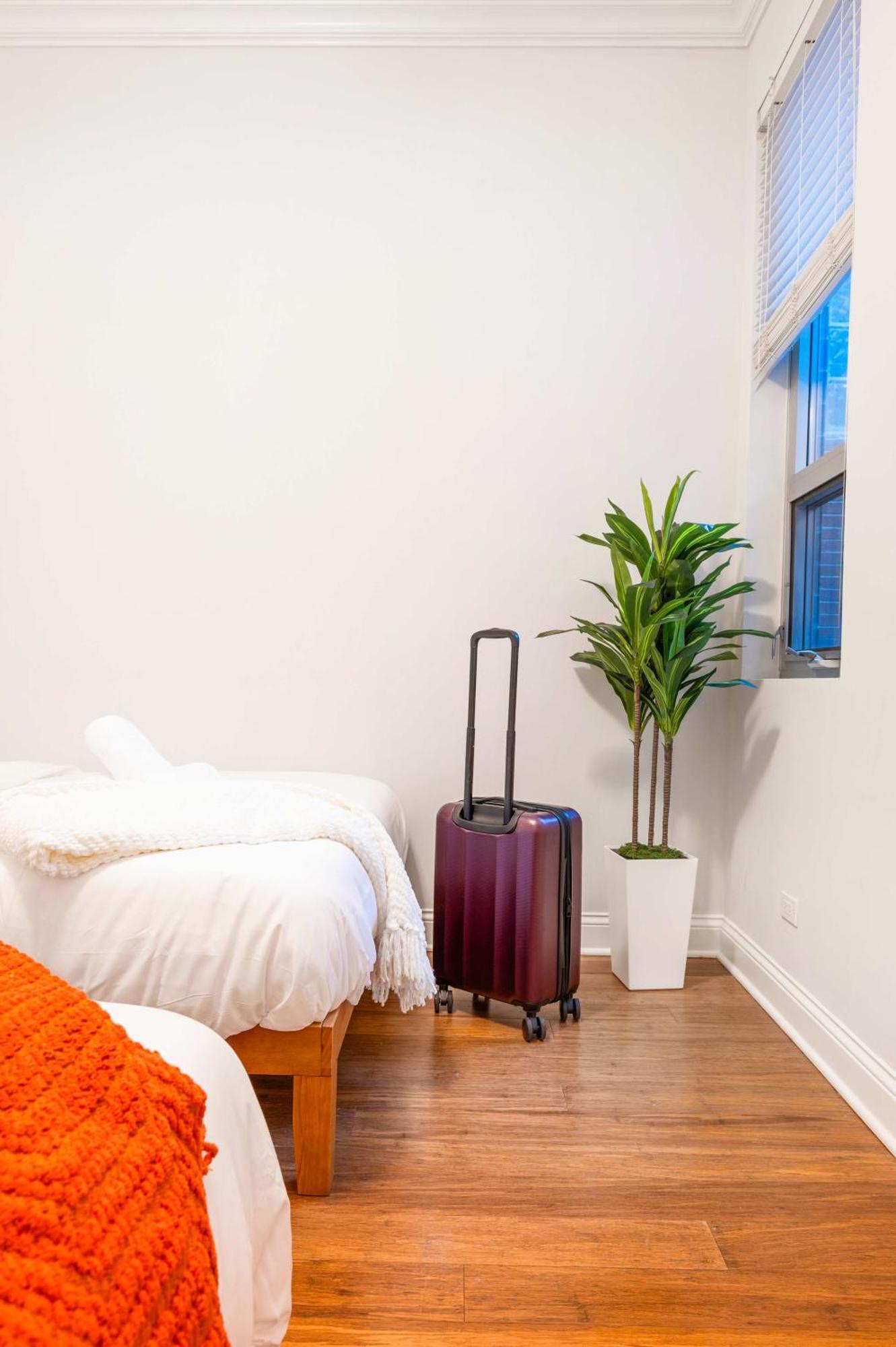 1 Free Parking Gym Balcony Sleeps 12 Apartment