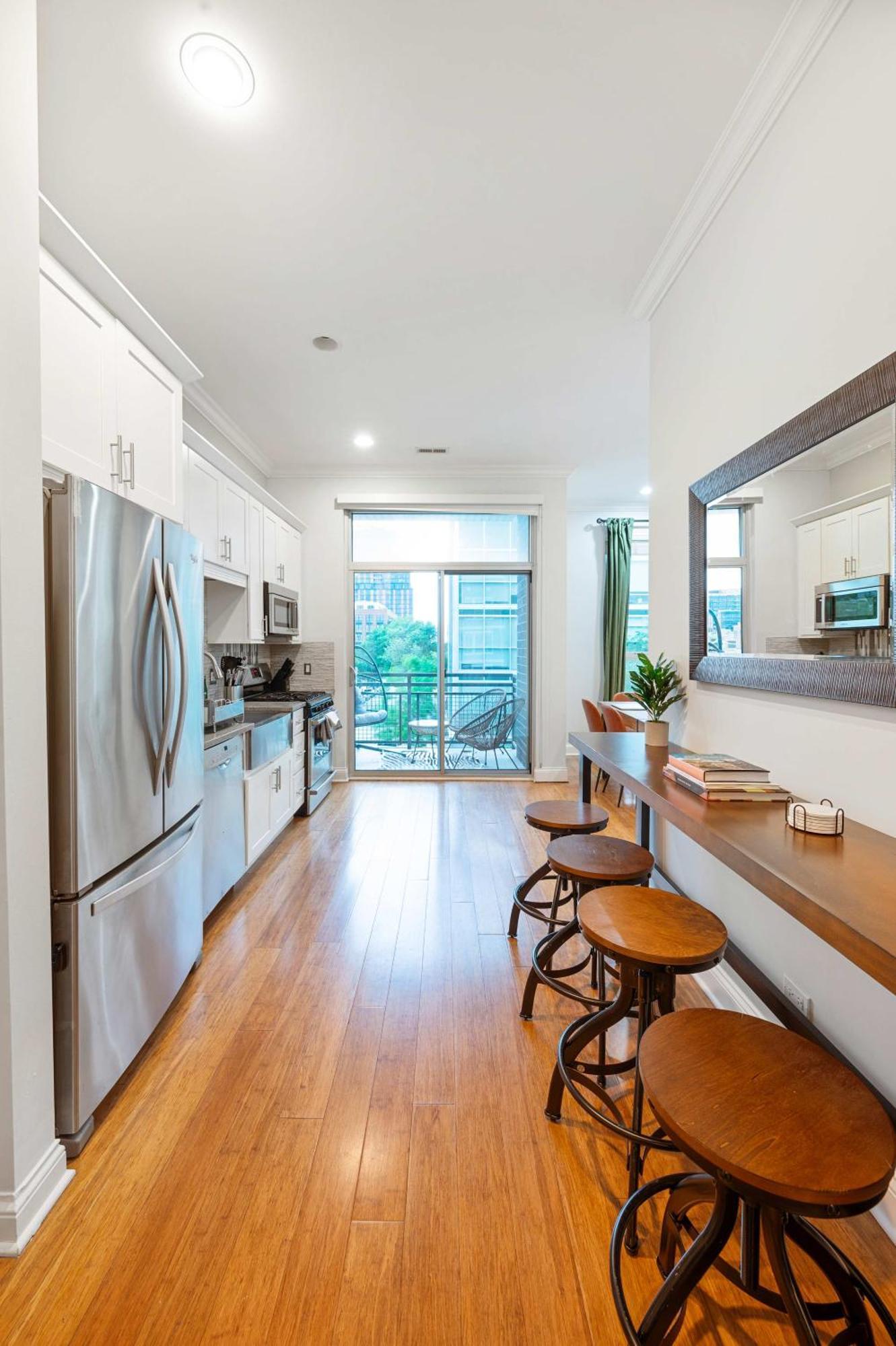 1 Free Parking Gym Balcony Sleeps 12 *