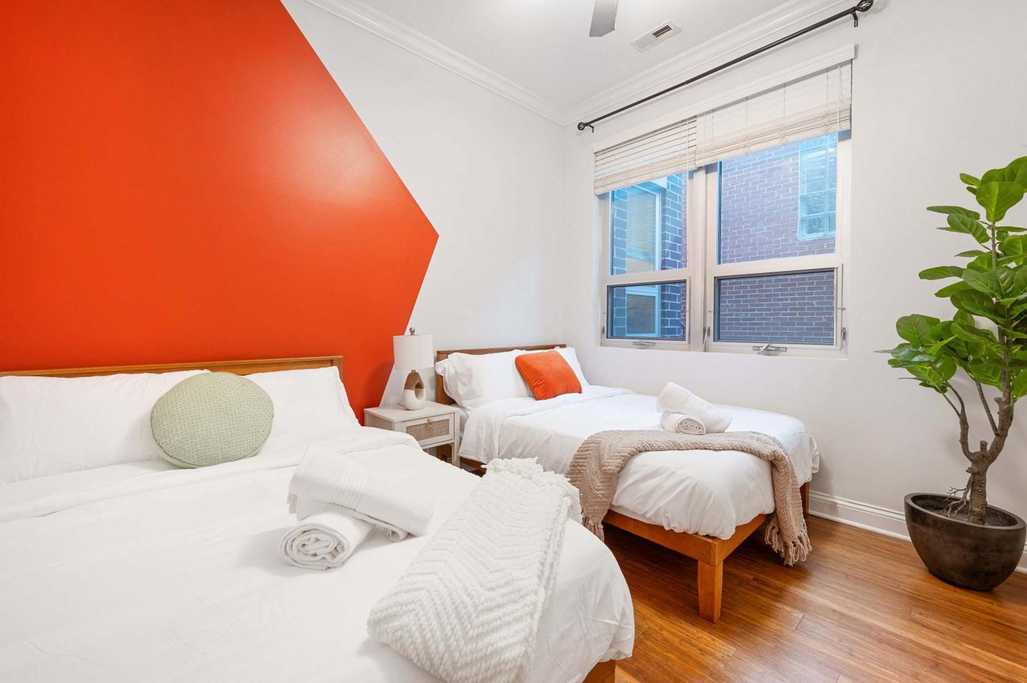 1 Free Parking Gym Balcony Sleeps 12 *