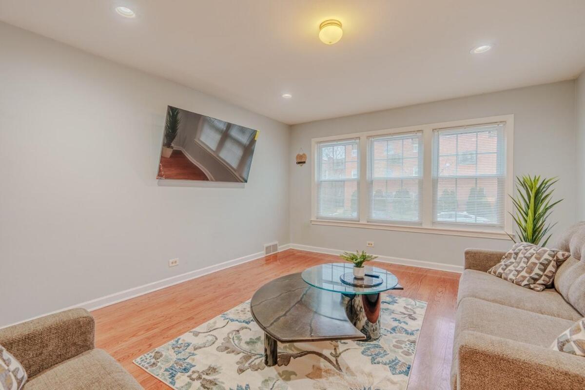 Cozy 3br With Parking Easy Access Shore Dr