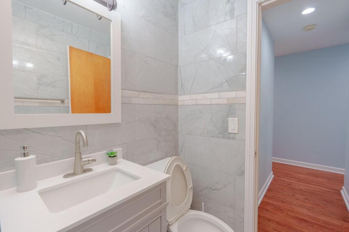 Cozy 3br With Parking Easy Access Shore Dr Apartment