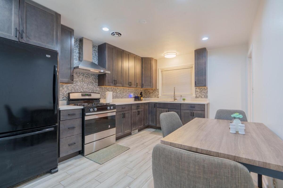 Cozy 3br With Parking Easy Access Shore Dr