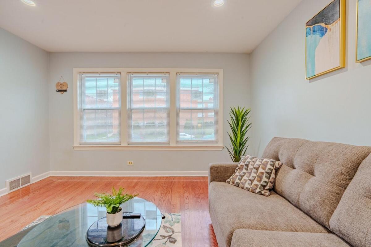 Cozy 3br With Parking Easy Access Shore Dr Apartment