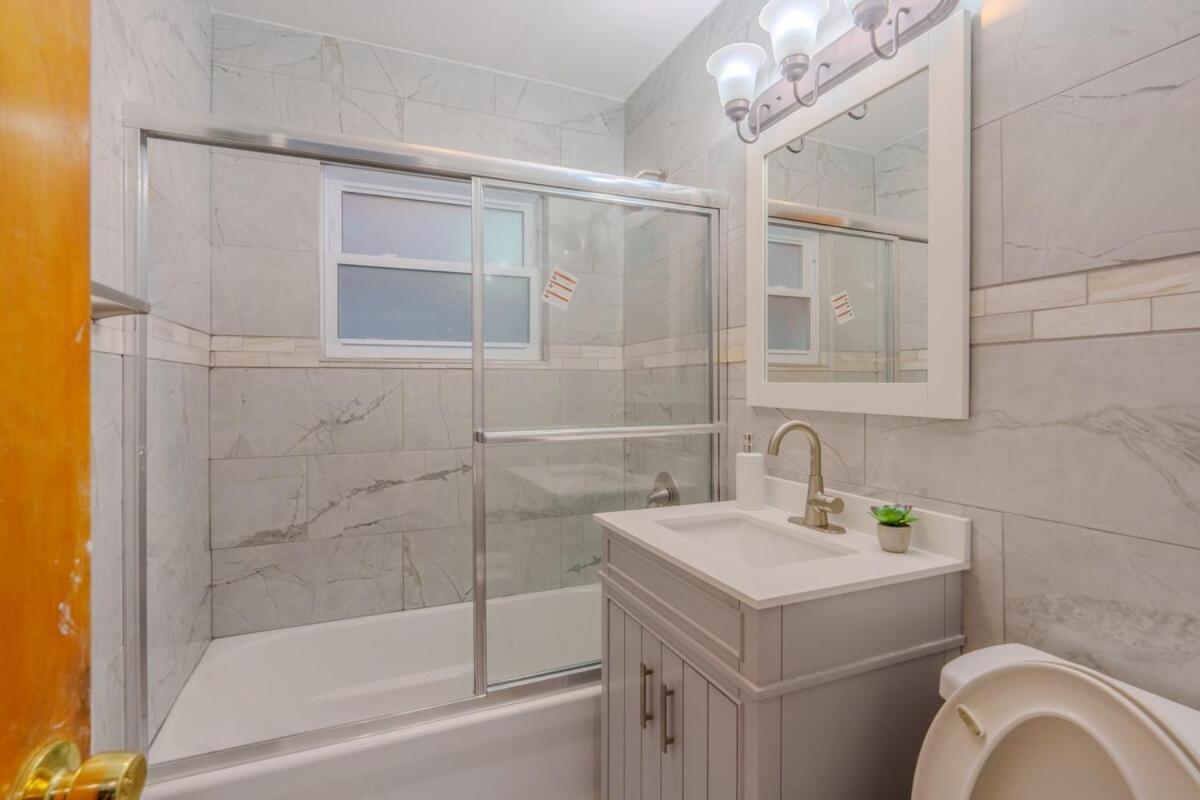 Apartment Cozy 3br With Parking Easy Access Shore Dr