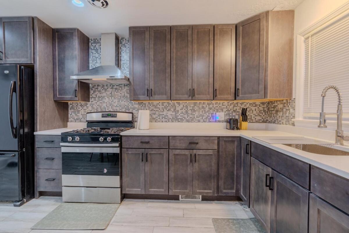 Apartment Cozy 3br With Parking Easy Access Shore Dr *