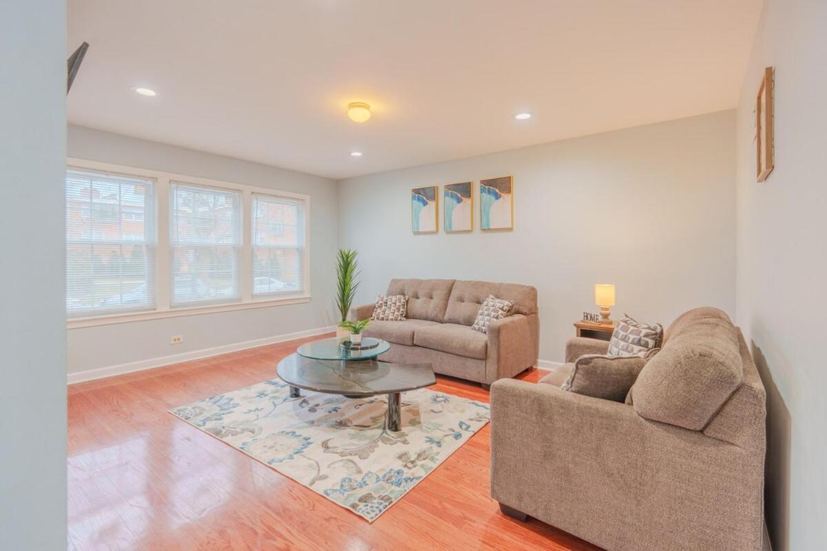Cozy 3br With Parking Easy Access Shore Dr *