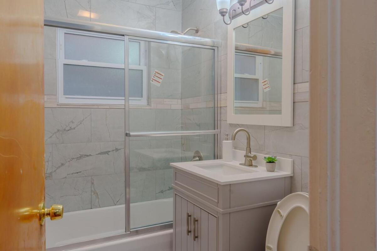 Cozy 3br With Parking Easy Access Shore Dr Apartment