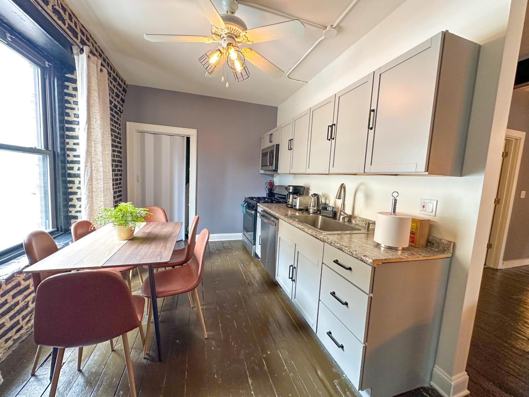 Mccormick Place Spacious 5br With Pool Table & Optional Parking Sleeps 10 Near Soldier Field And Grant Park