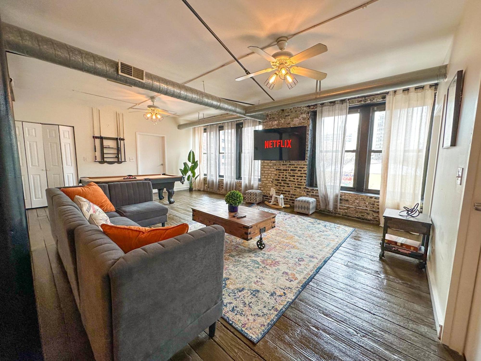 Mccormick Place Spacious 5br With Pool Table & Optional Parking Sleeps 10 Near Soldier Field And Grant Park *